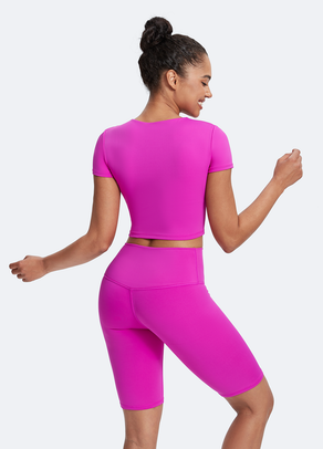 
                Crop top con cuello redondo
              