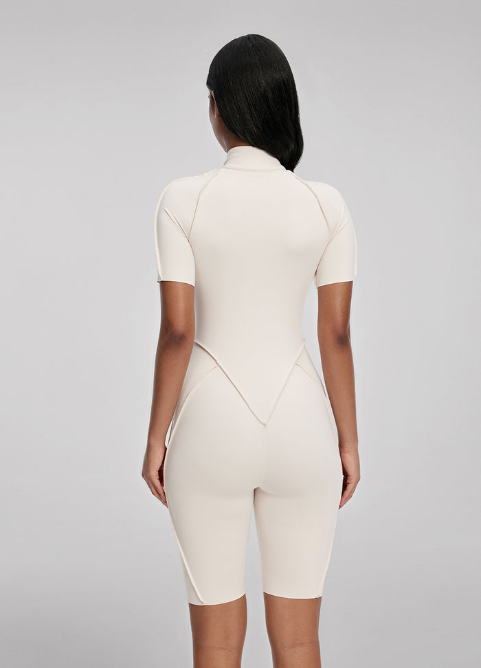 Kurzer Catsuit mit geschlossenem Rücken