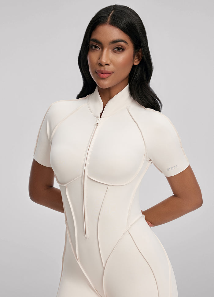 Kurzer Catsuit mit geschlossenem Rücken